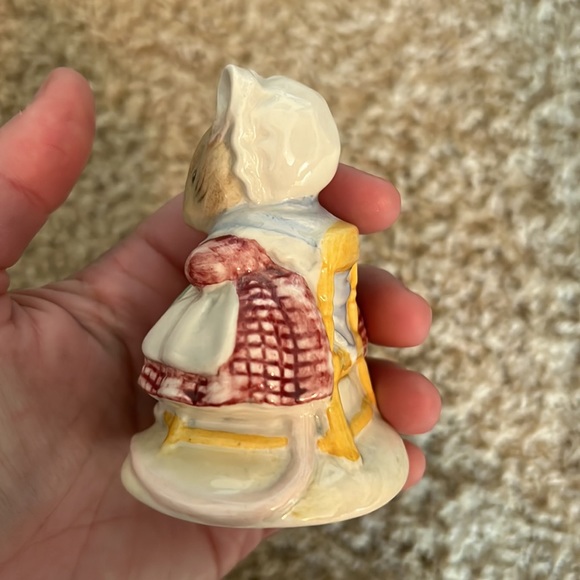 Beatrix Potter figurine- “the old woman who lived in a shoe knitting” - Picture 5 of 5